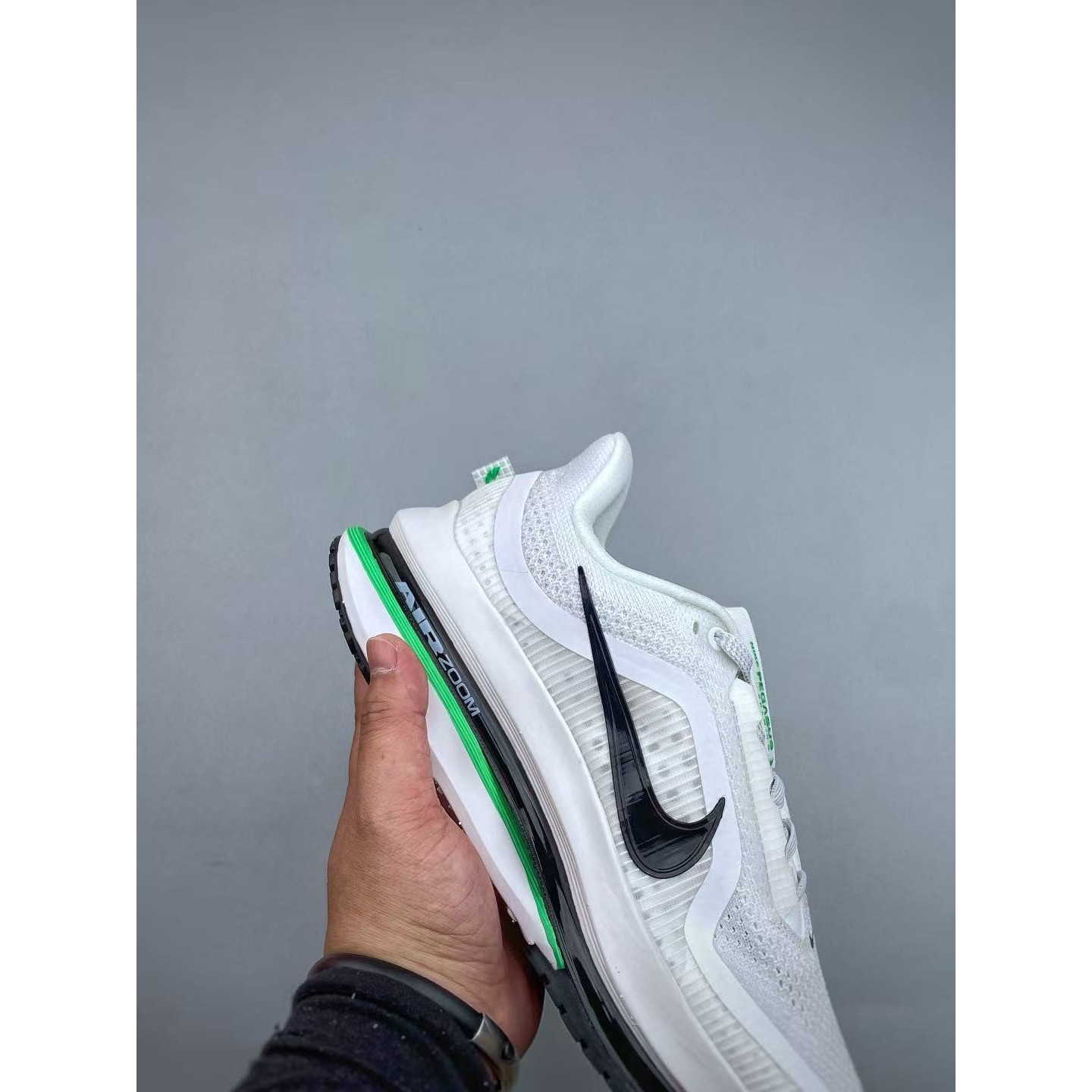 <p>Nike Air Zoom Pegasus Premium 网面全掌气垫缓震跑鞋</p>