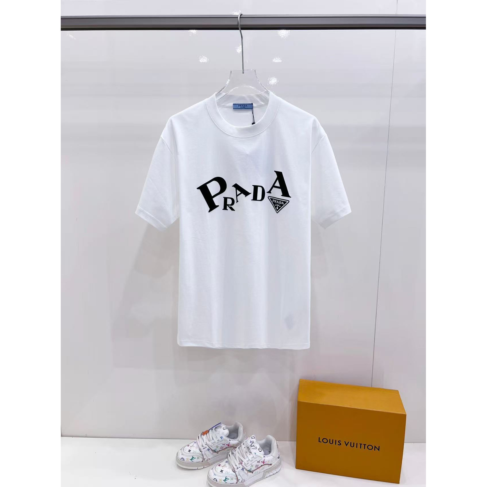<p>PRADA&nbsp;短袖圆领T恤(白)</p>