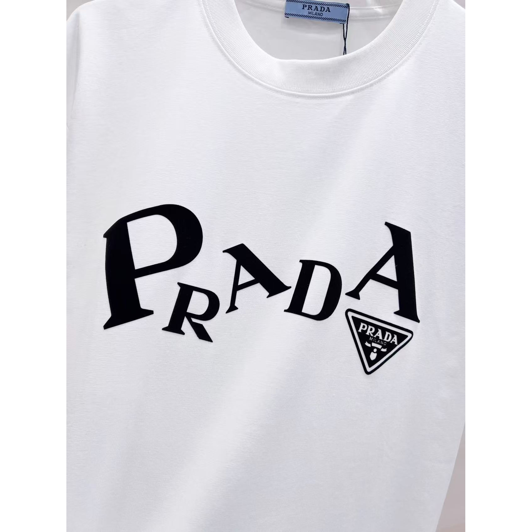 <p>PRADA&nbsp;短袖圆领T恤(白)</p>