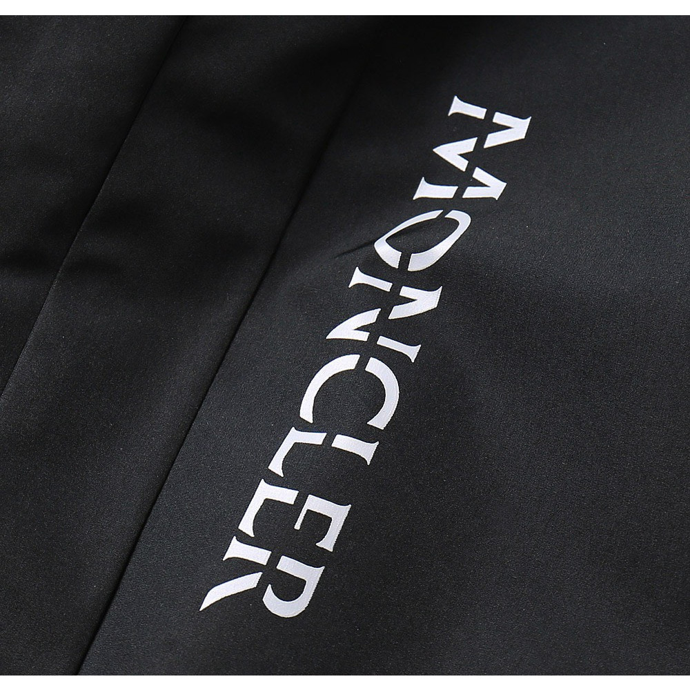<p>Moncler 新款男士夹克外套</p>