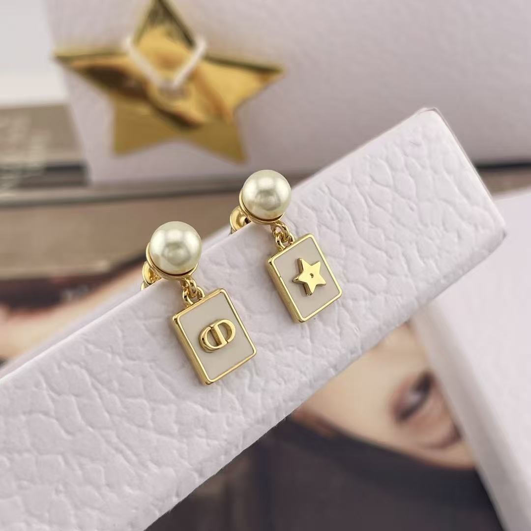 <p>DIOR&nbsp;小白方牌耳钉</p>