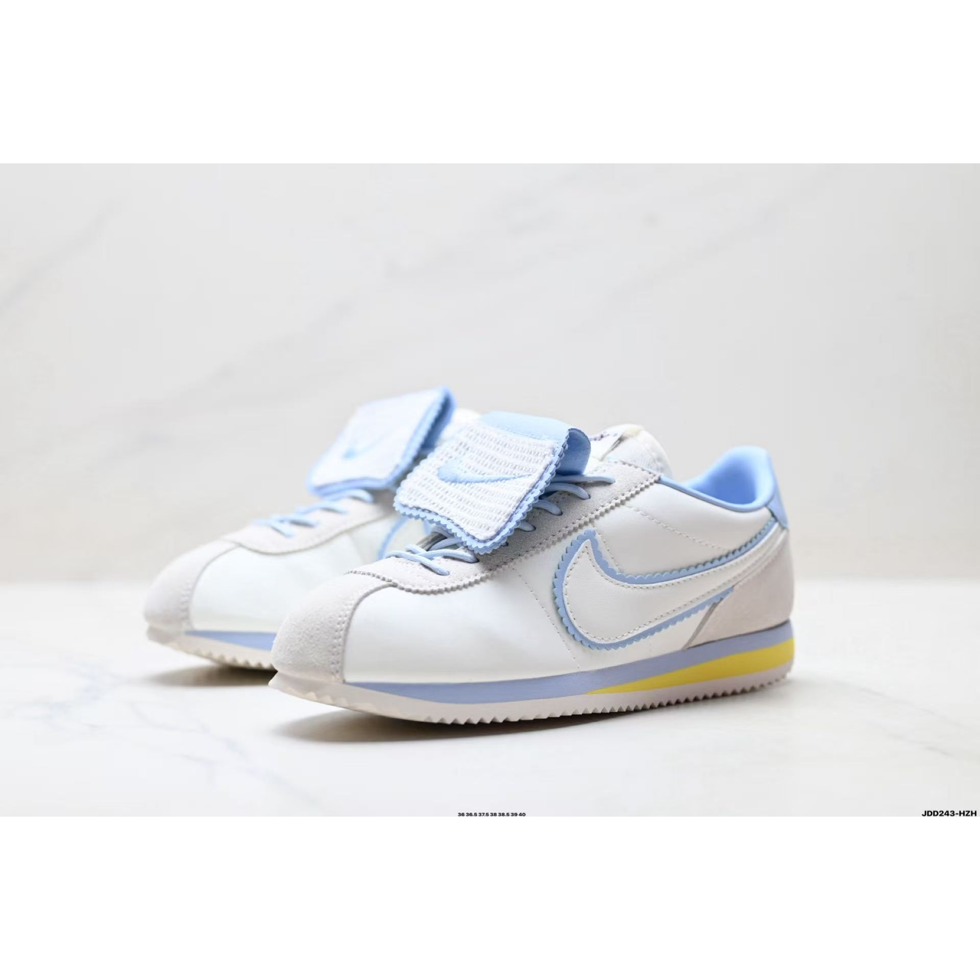 <p>Nike Classic Cortez 运动鞋&nbsp;</p>