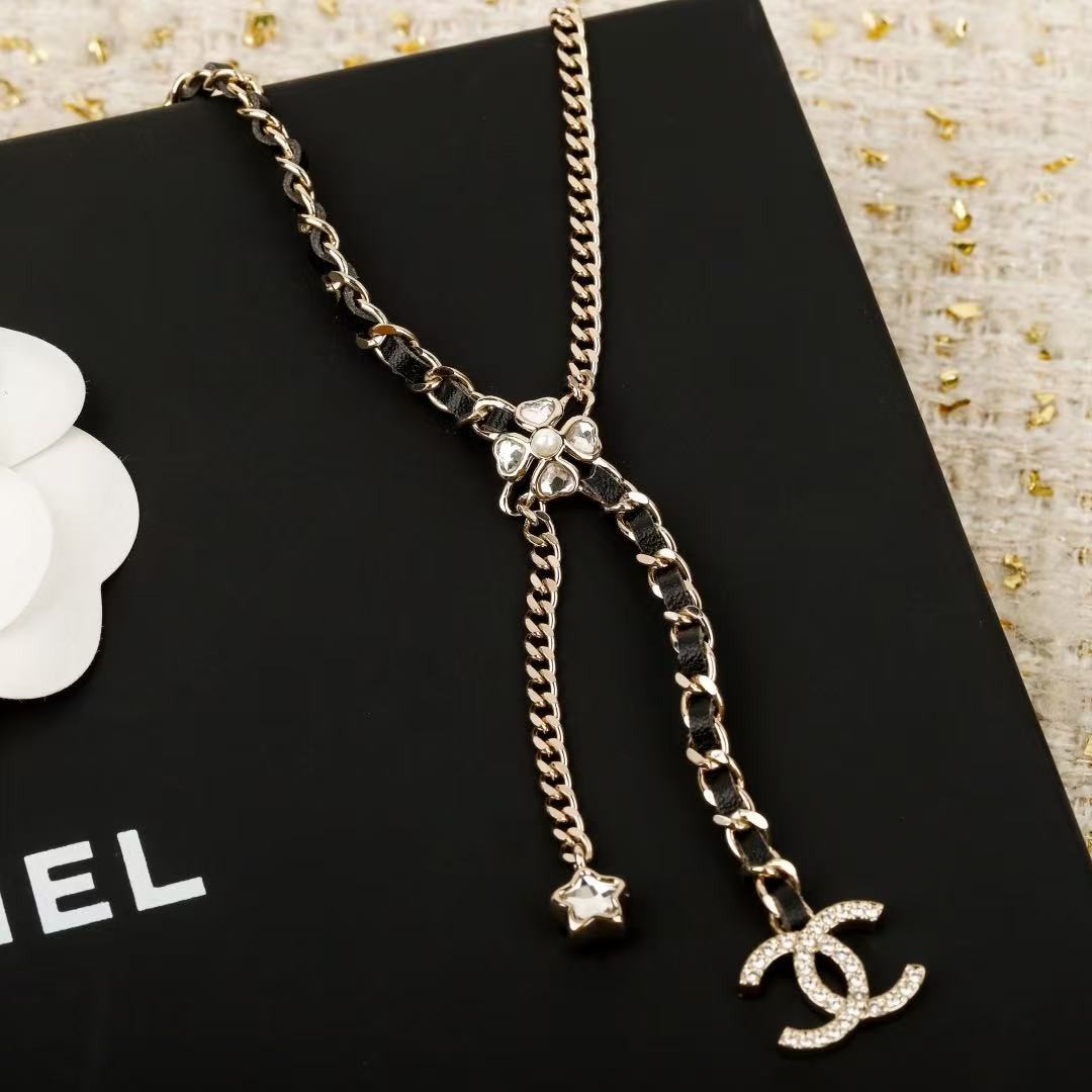 <p>CHANEL&nbsp;流苏穿皮项链</p>