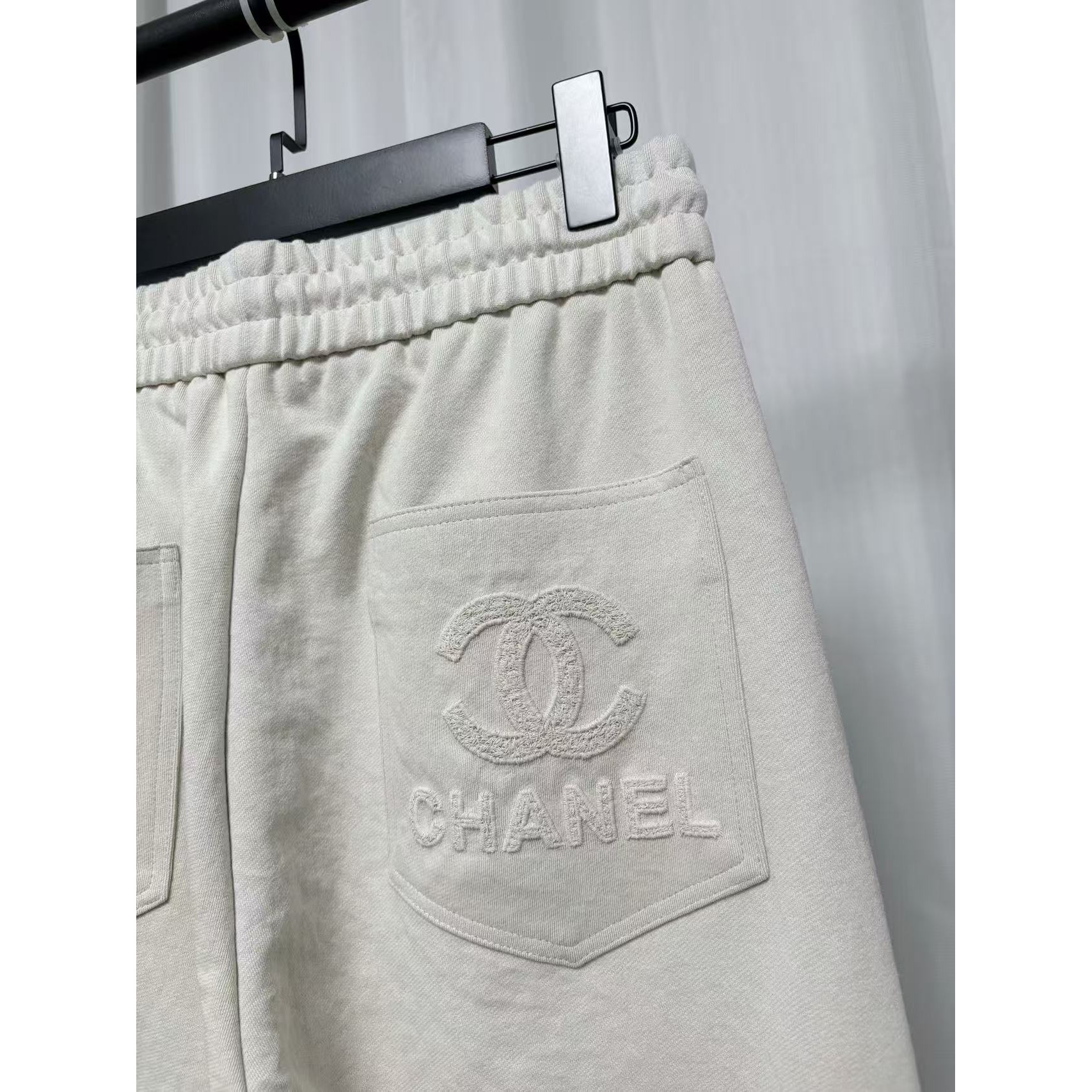 <p>Chanel 休闲长裤(白)</p>