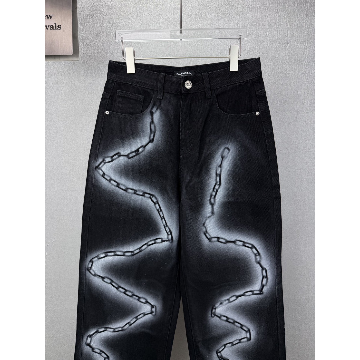 <p>Balenciaga 全身链条⛓️口袋字母情侣款水洗宽松牛仔裤</p>
