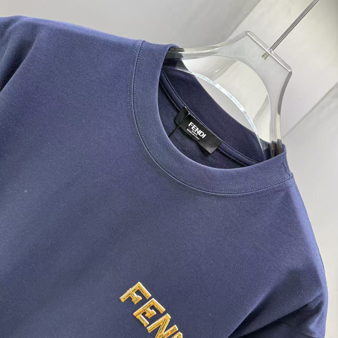 <p>FENDI 短袖T恤(深藍)</p>