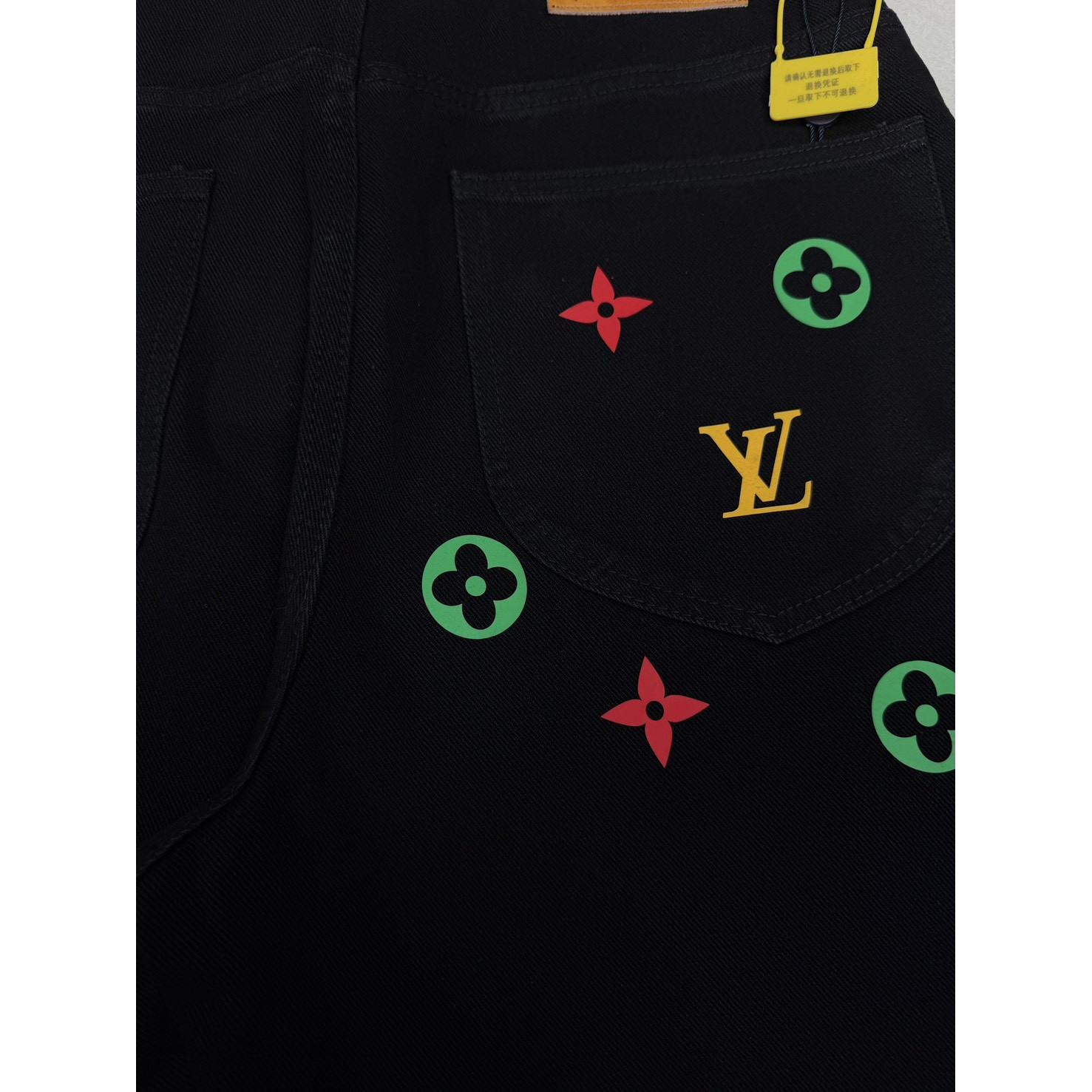 <p>LV 口袋彩色logo印花情侣款水洗宽松牛仔裤(黑)</p>