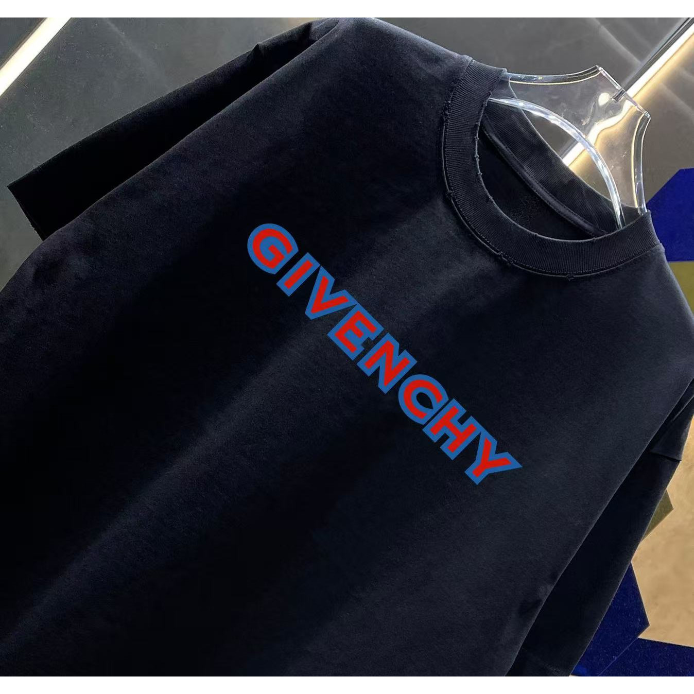 <p>Givenchy&nbsp;洗水磨破短袖T恤(洗水黑)</p>