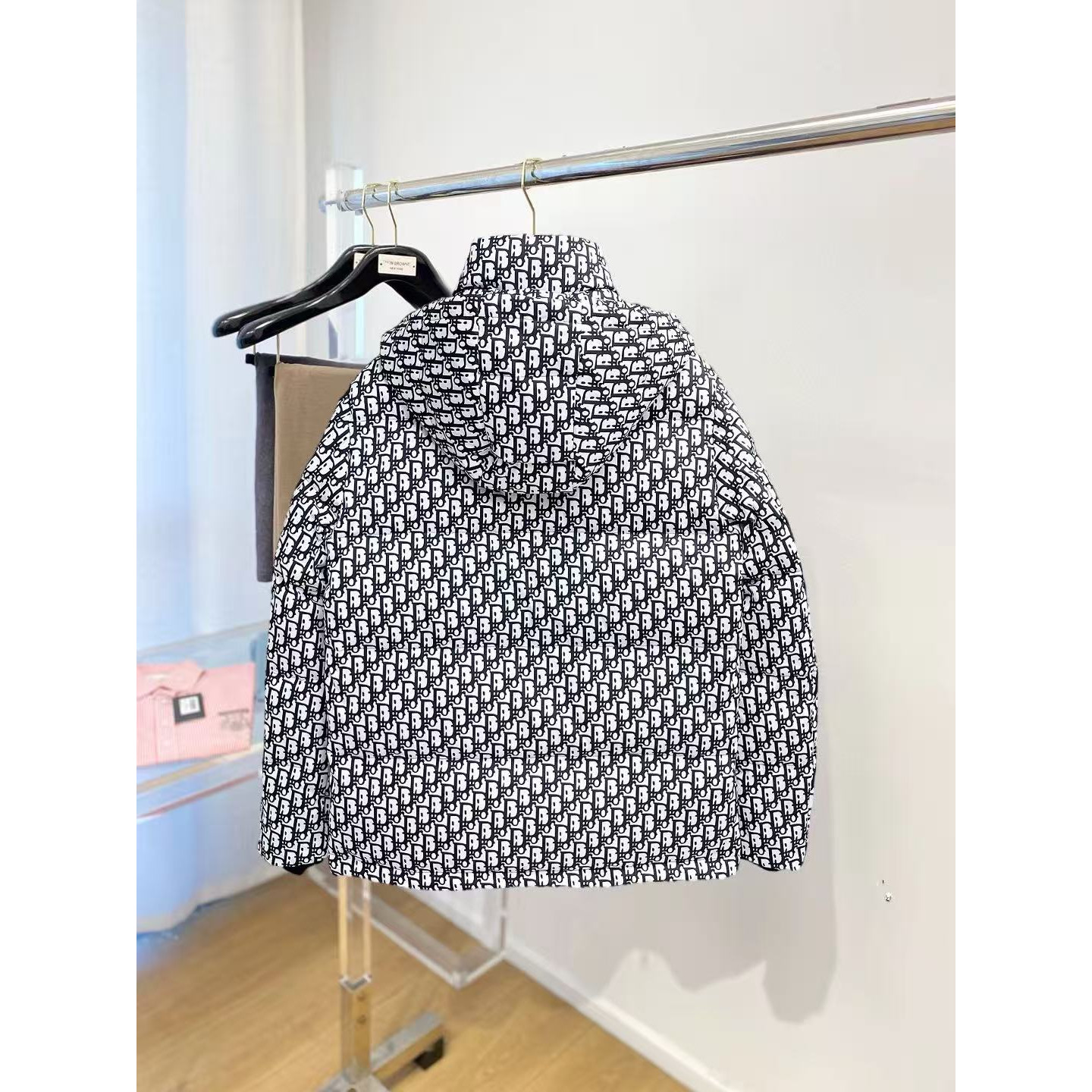 <p>DIOR 秋冬新款羽绒服(黑)</p>