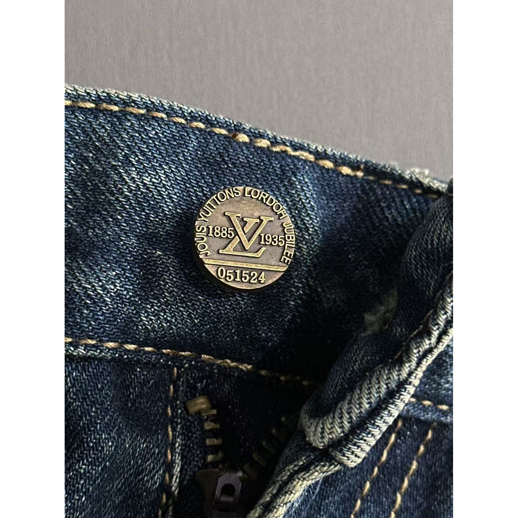 <p>LV 男士款重工直筒弯刀牛仔裤(藍)</p>