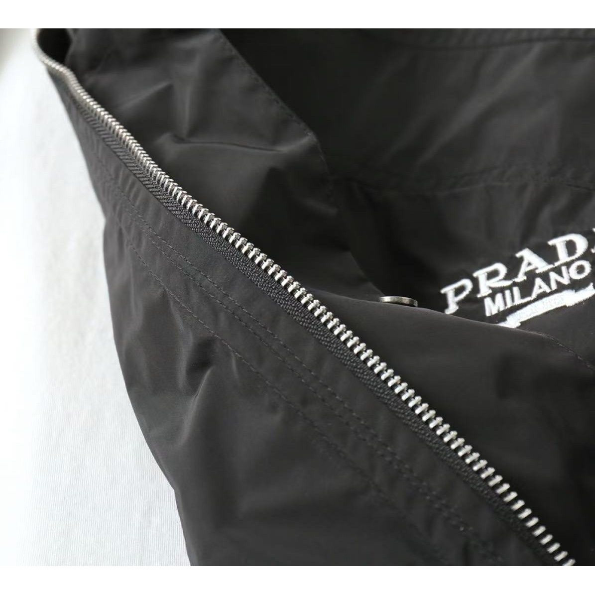 <p>PRADA&nbsp;男士夹克外套(黑)</p>