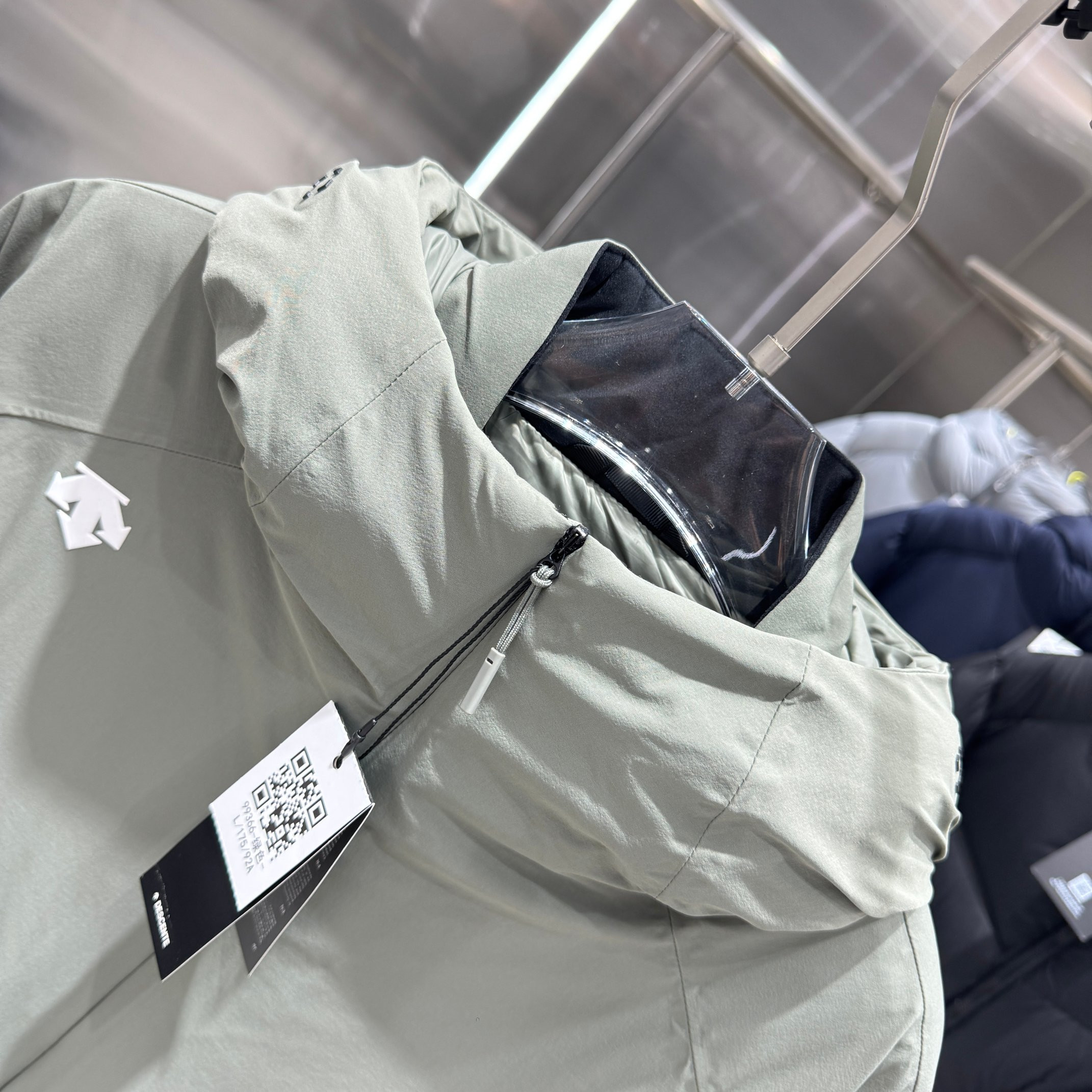 <p>DESCENTE 运动羽绒服(绿)</p>