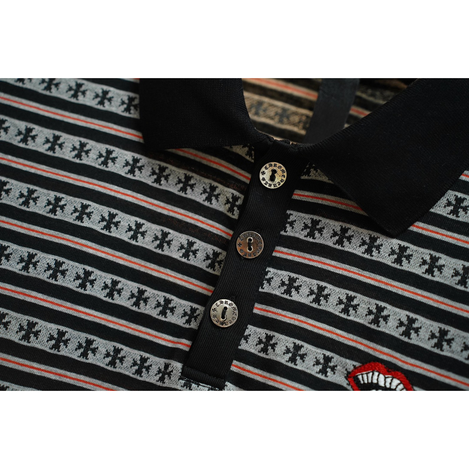 <p>Chrome Hearts&nbsp; 条纹满印提花长袖(黑G04)</p>
