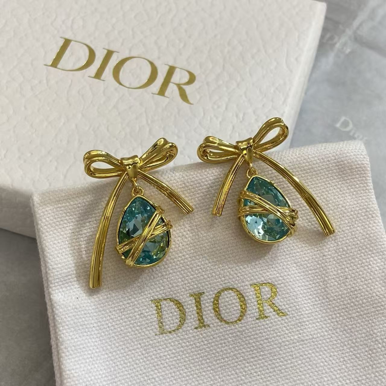 <p>DIOR 金色蝴蝶结海蓝水滴耳环</p>