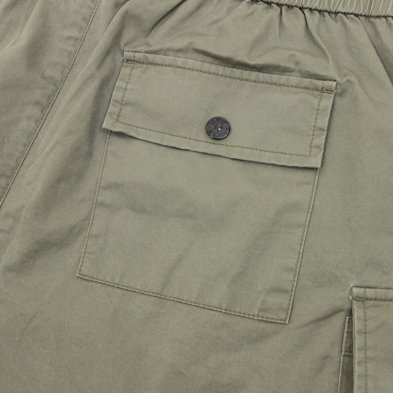 <p>Stone Island 经典工装短裤</p>