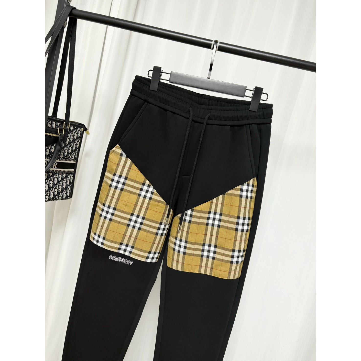 <p>Burberry 休闲长裤(黑)</p>