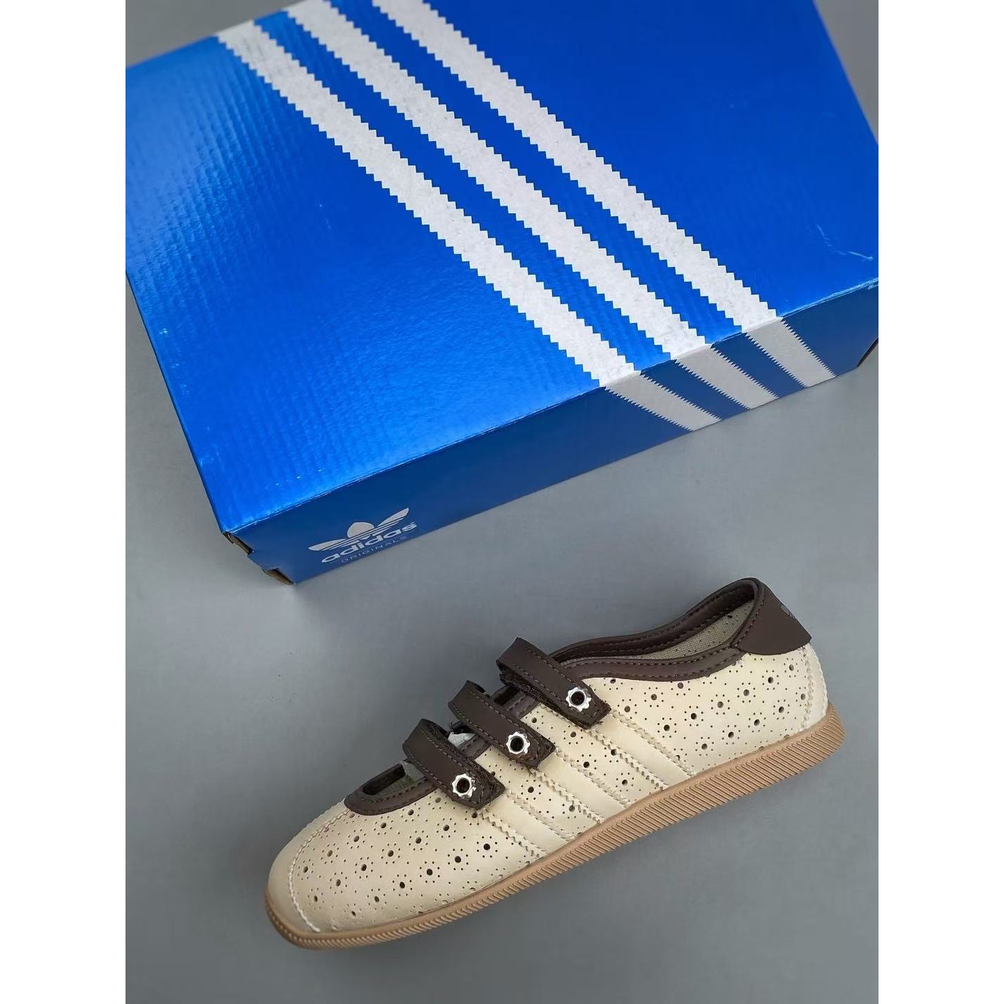 <p>Adidas 玛丽珍鞋(卡其)</p>