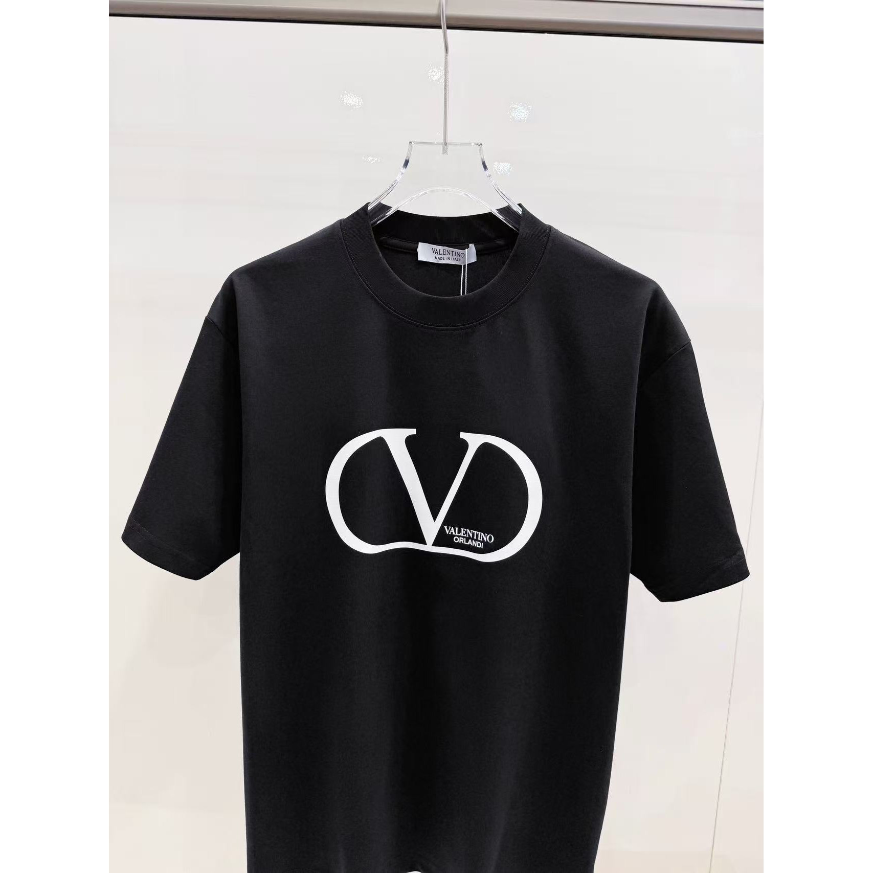 <p>VALENTION&nbsp;印花短袖T恤(黑)</p>