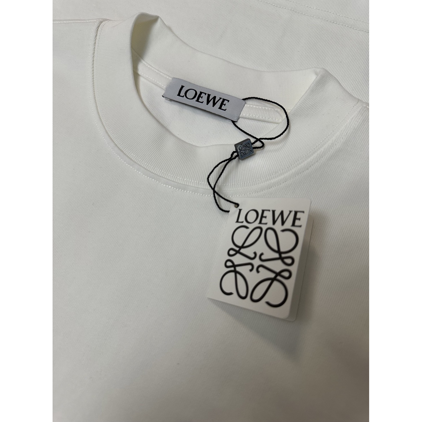 <p>LOEWE 经典logo刺绣短袖T恤(白)</p>