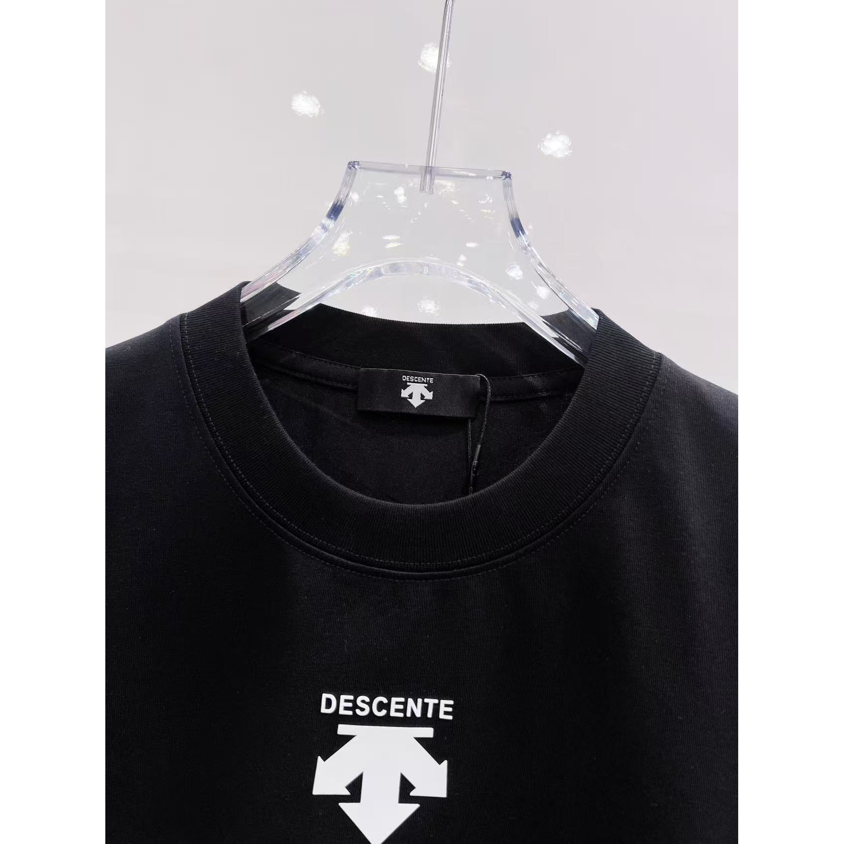<p>Descente 短袖圆领T恤(黑)</p>