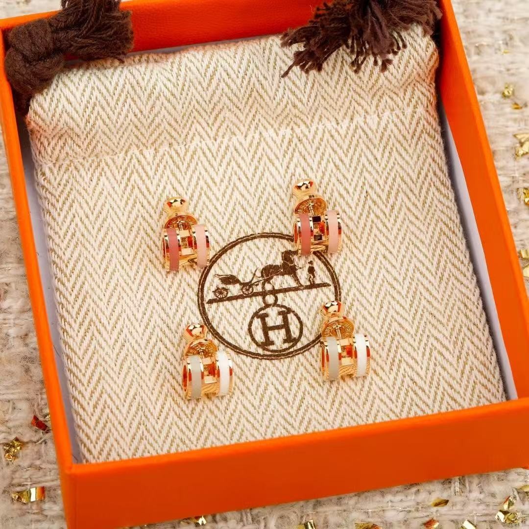 <p>HERMES&nbsp;旦形mini耳钉</p>