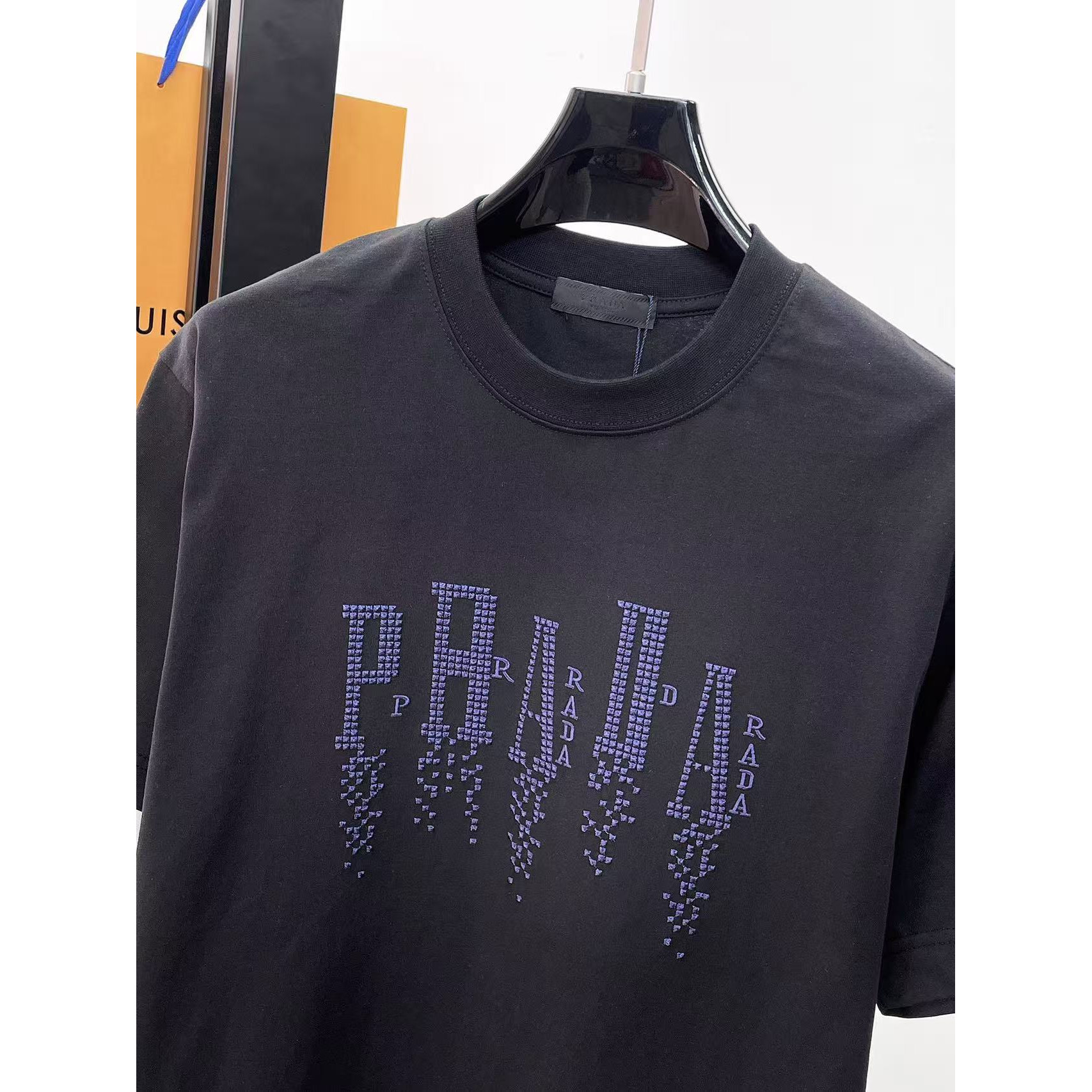 <p>PRADA 专柜新款短袖T恤(黑)</p>