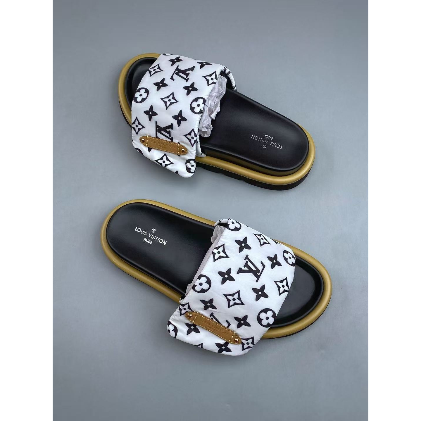 <p>&nbsp;LV 情侣厚底魔术贴拖鞋</p>