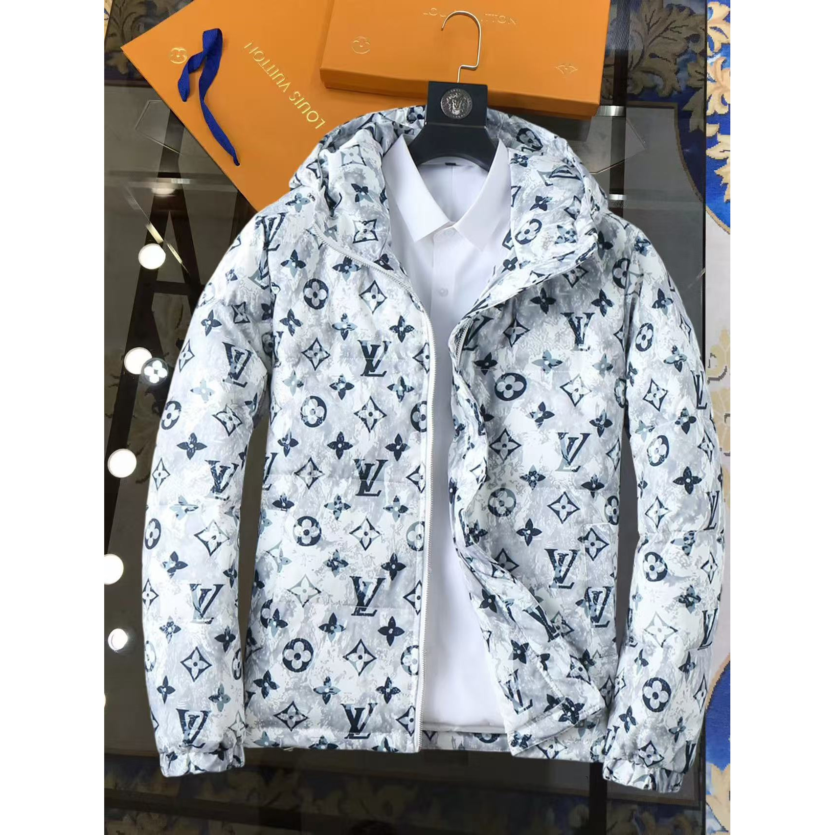 <p>LV 新款羽绒服(白)</p>