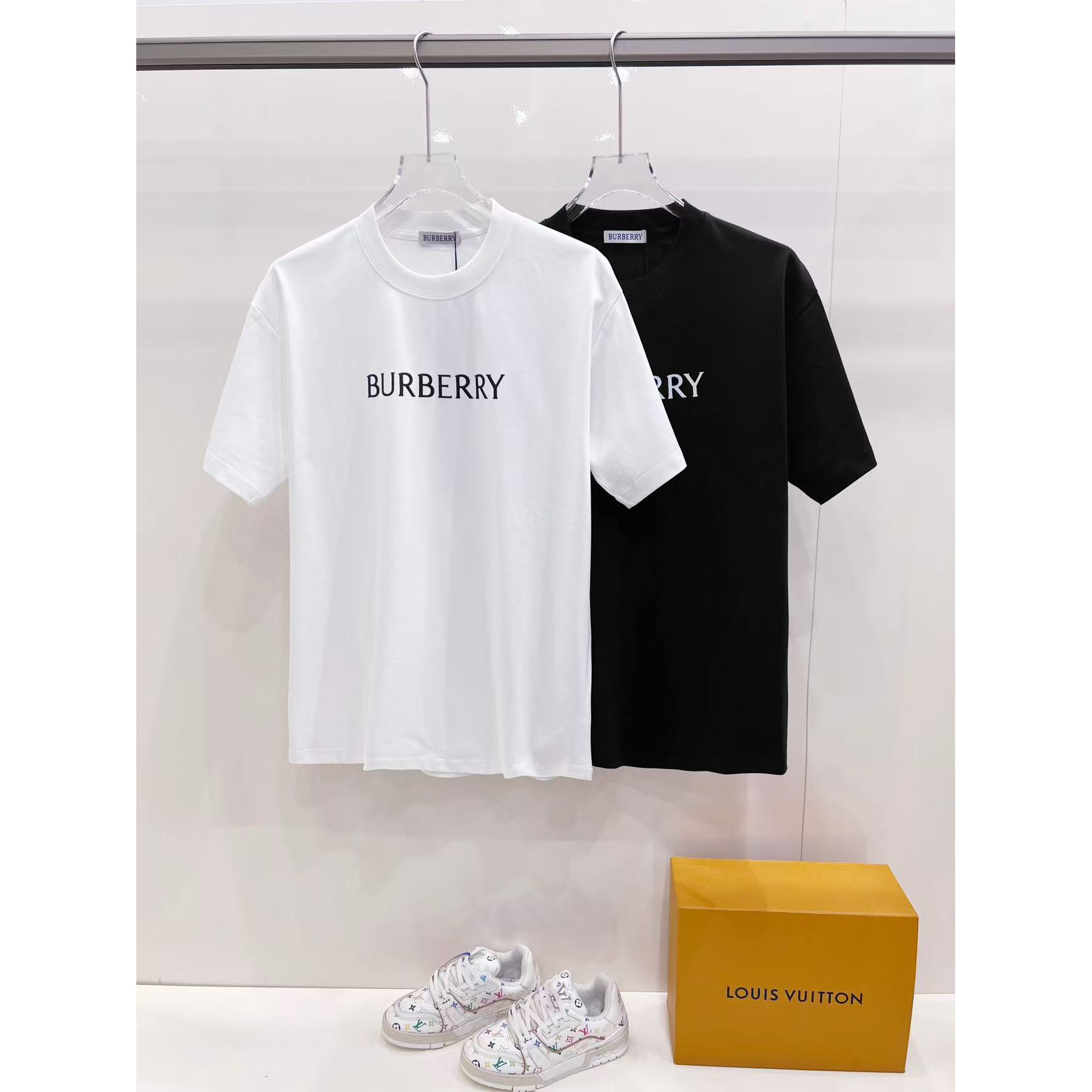 <p>BURBERRY 印花短袖T恤(黑)</p>