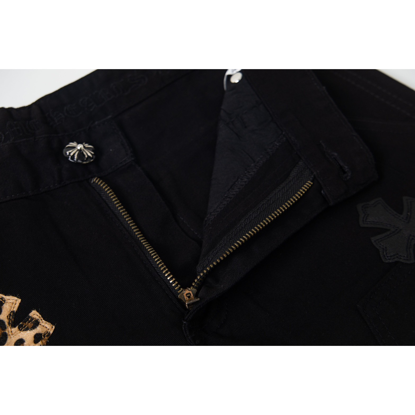 <p>CHROME HEARTS 豹纹拼黑皮伐木多皮元素水洗牛仔裤(1776#)</p>