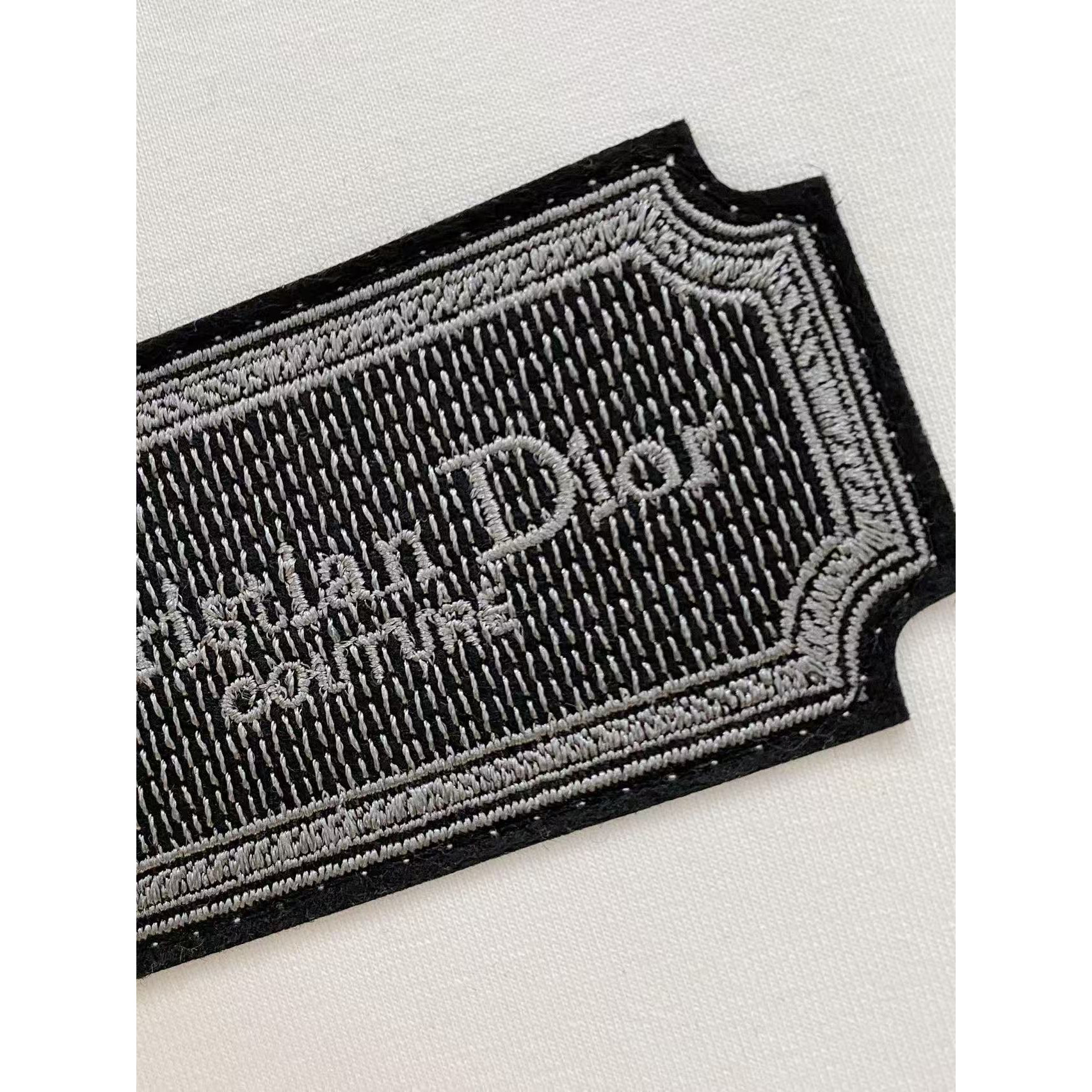 <p>DIOR&nbsp;太空棉卫衣(白)</p>