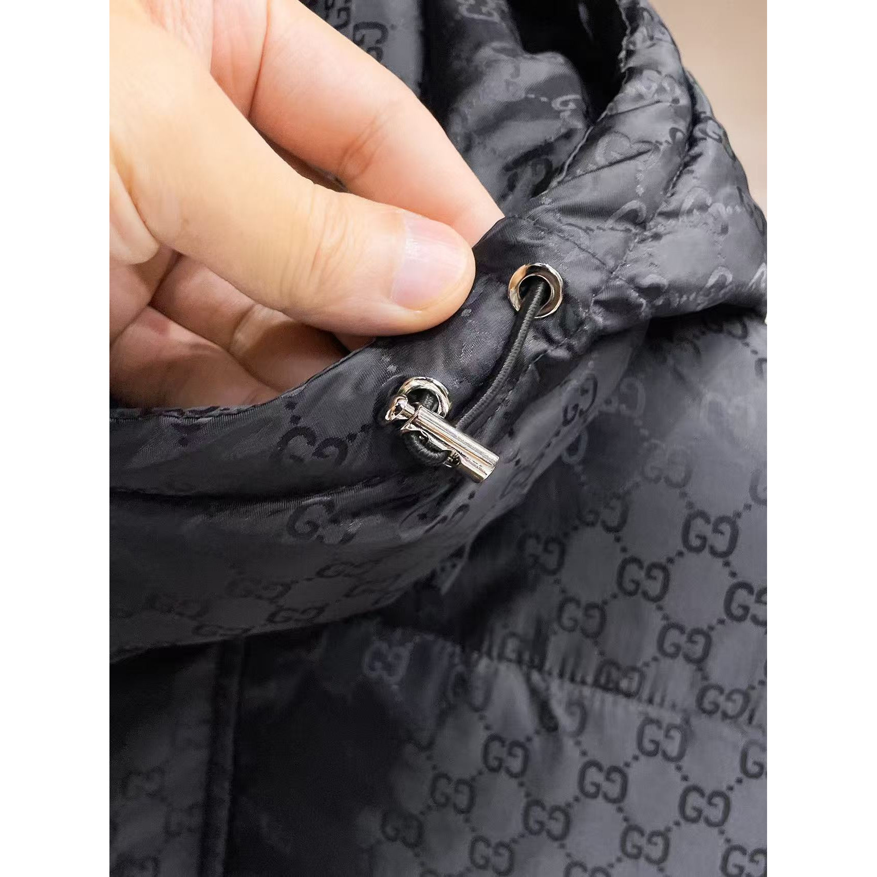 <p>GUCCI 秋冬新款羽绒服(黑)</p>