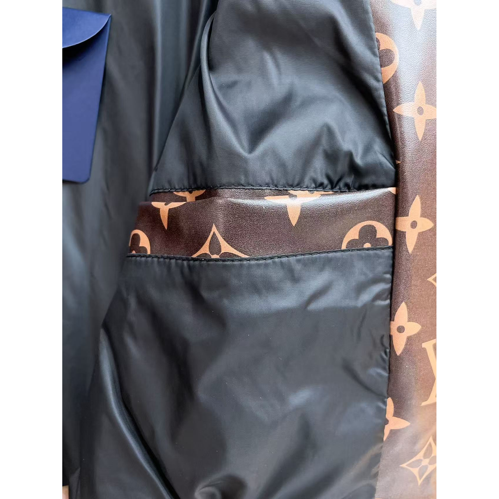 <p>LV 秋冬新款羽绒服(棕色)</p>