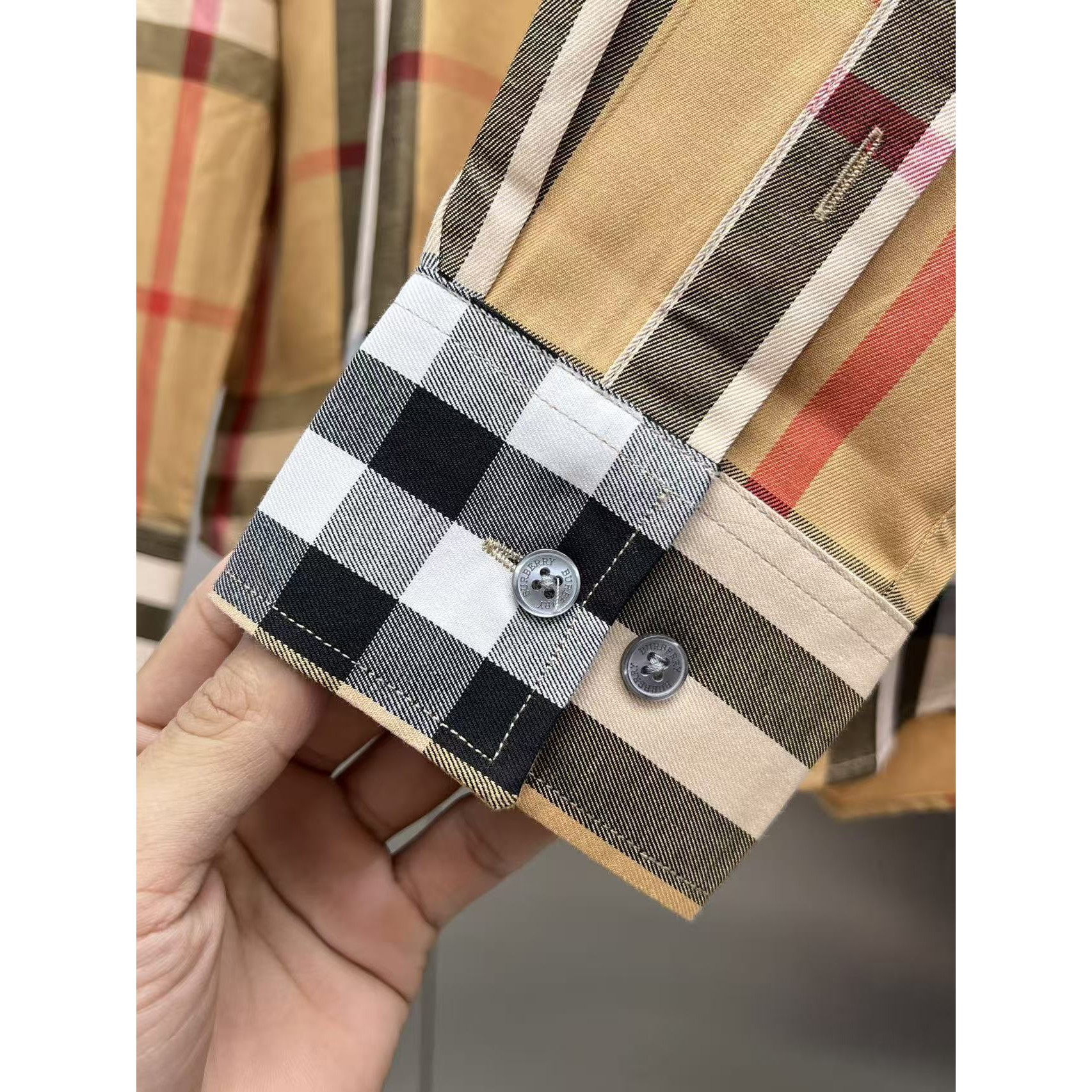 <p>Burberry 长袖衬衫(783232)</p>