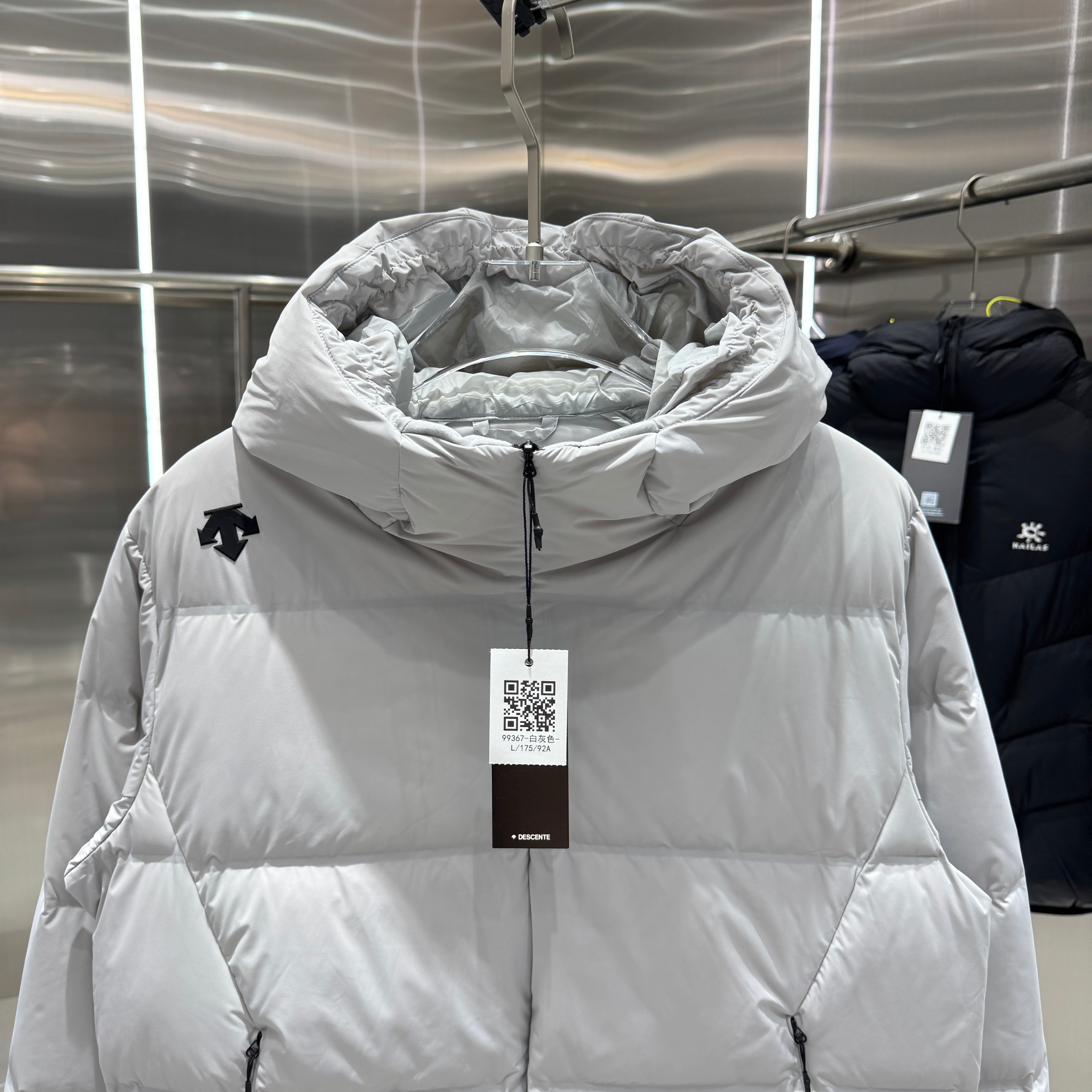 <p>DESCENTE 运动羽绒服(米白)</p>
