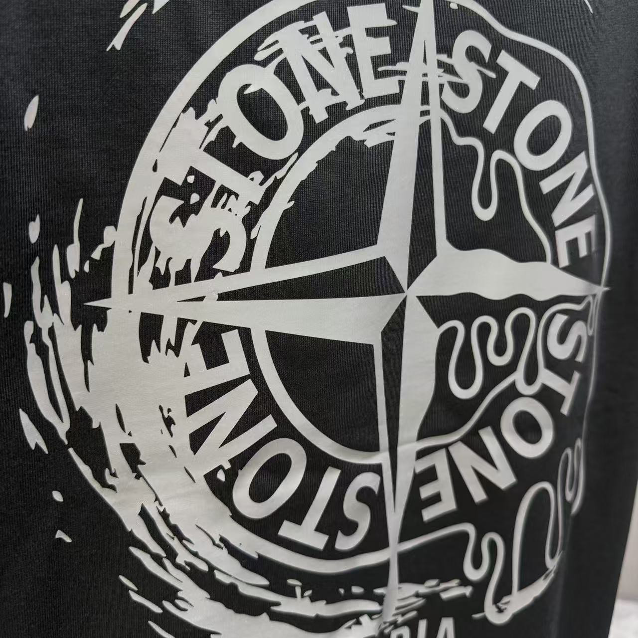 <p>Stone Island 短袖T恤(黑)</p>