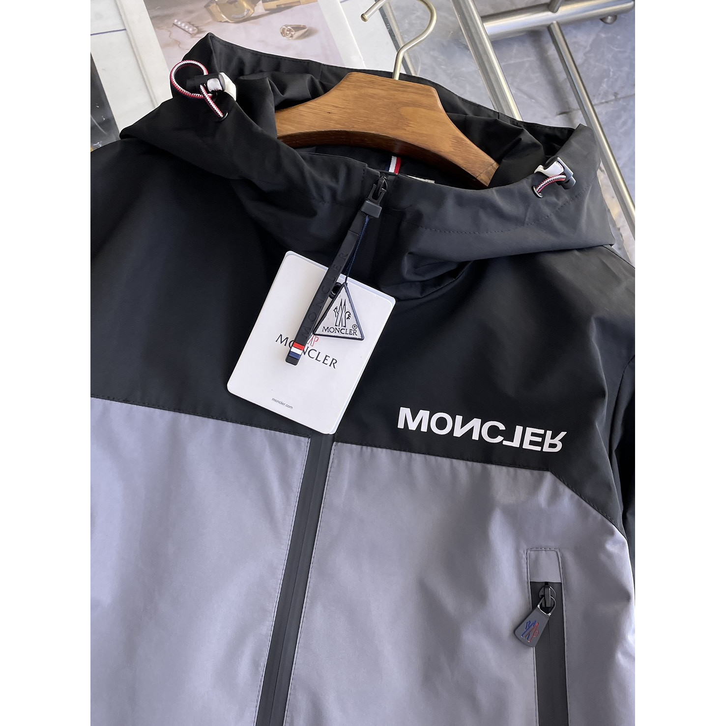 <p>MONCLER&nbsp;男士夹克外套(黑)</p>
