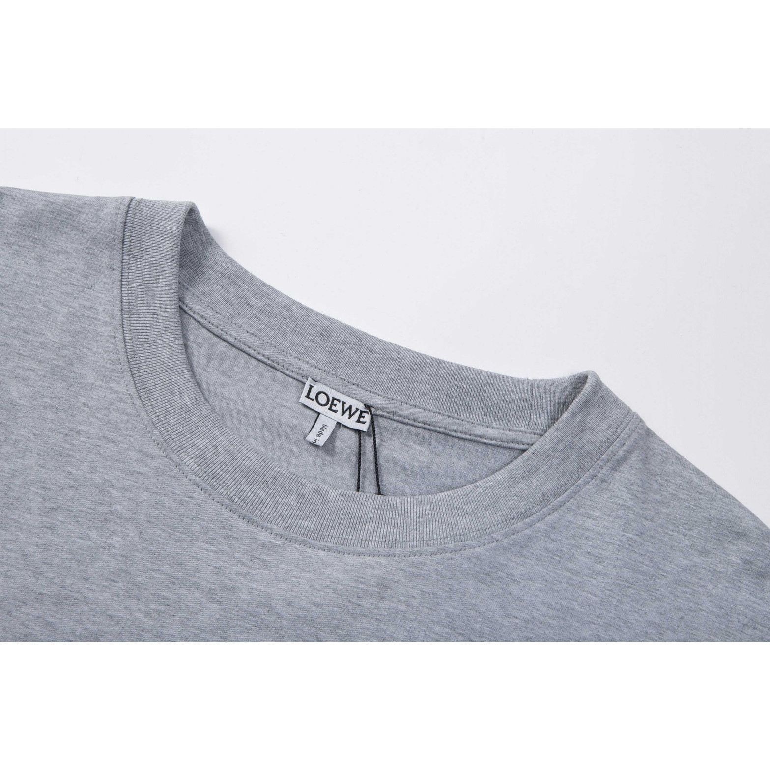 <p>LOEWE &nbsp;logo绣花短袖T恤(灰)</p>