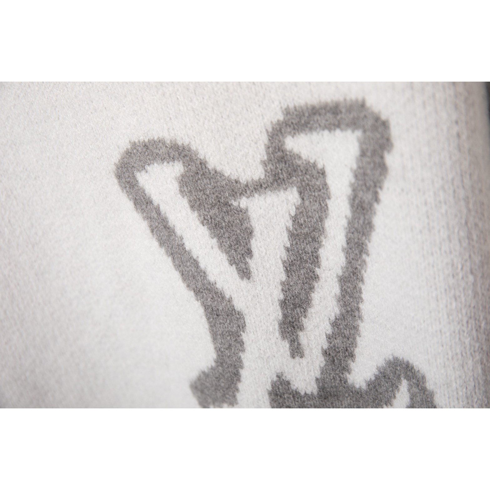 <p>LV 前后大标logo针织毛衣(白DZ38)</p>