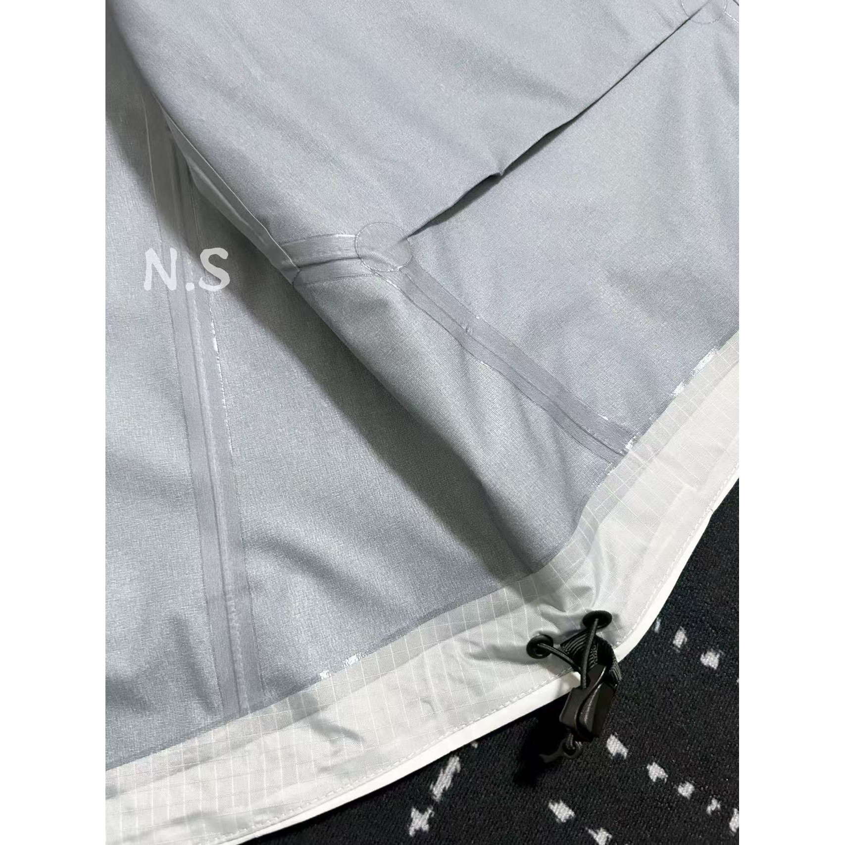 <p>Arc'teryx Beta系列 SL GORE-TEX 硬壳刺绣连帽防水防风透气冲锋衣(极地白)</p>