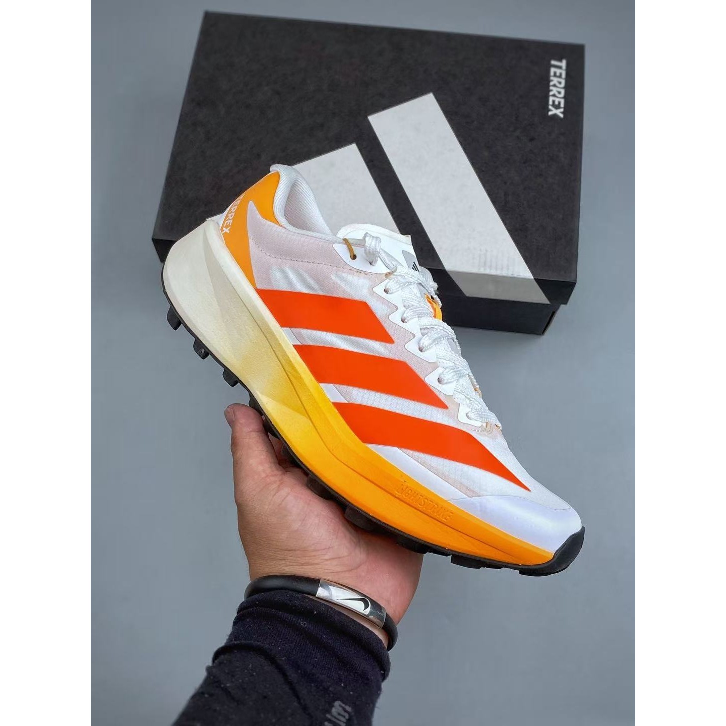 <p>adidas Terrex Agravic 4 越野跑鞋 (橘紅白)</p>