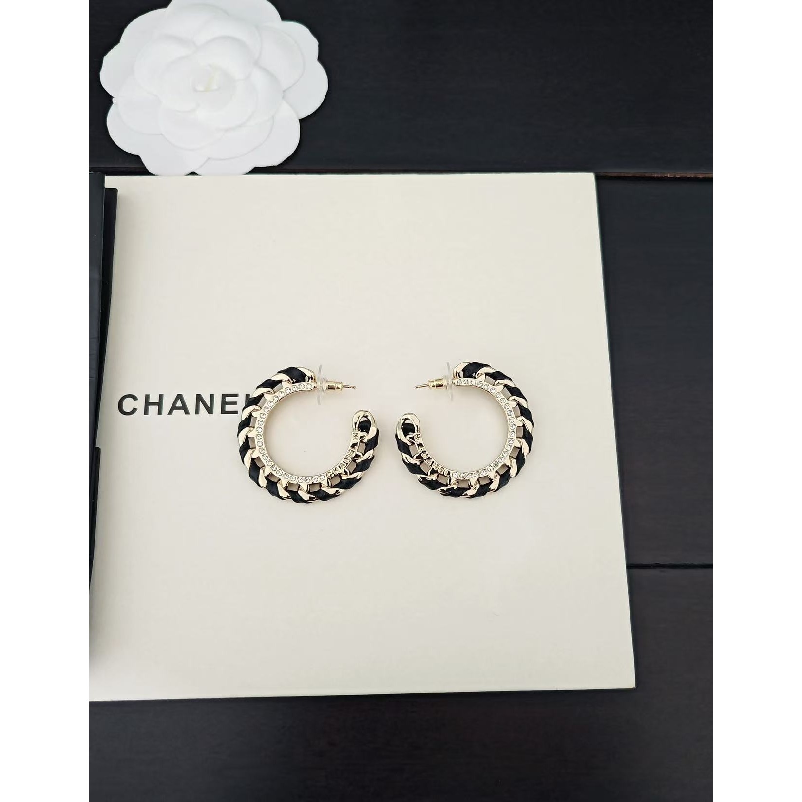 <p>CHANEL&nbsp;镂空圆形黑色皮耳钩</p>