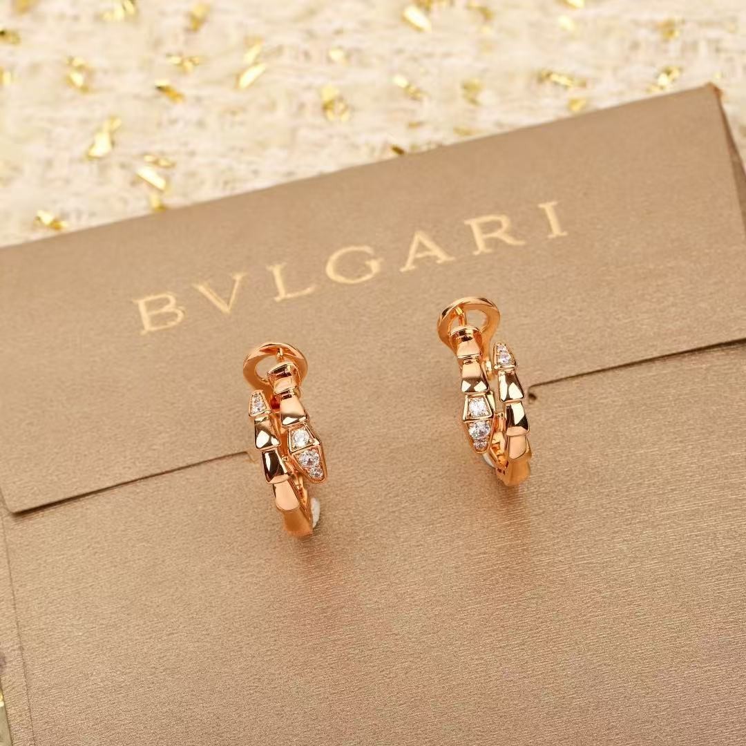<p>BVLGARI&nbsp;蛇形耳扣</p>