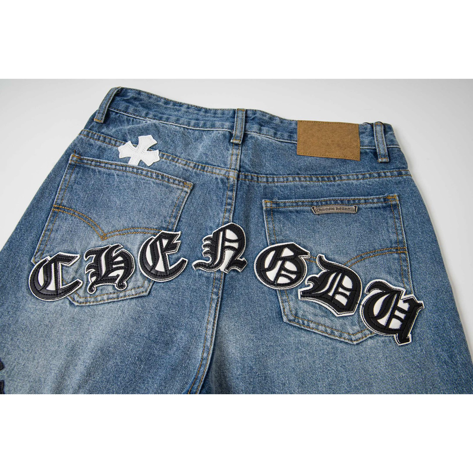 <p>CHROME HEARTS 浅蓝裤梵文黑白拼皮牛仔裤(1803#)</p>

<p>&nbsp;</p>