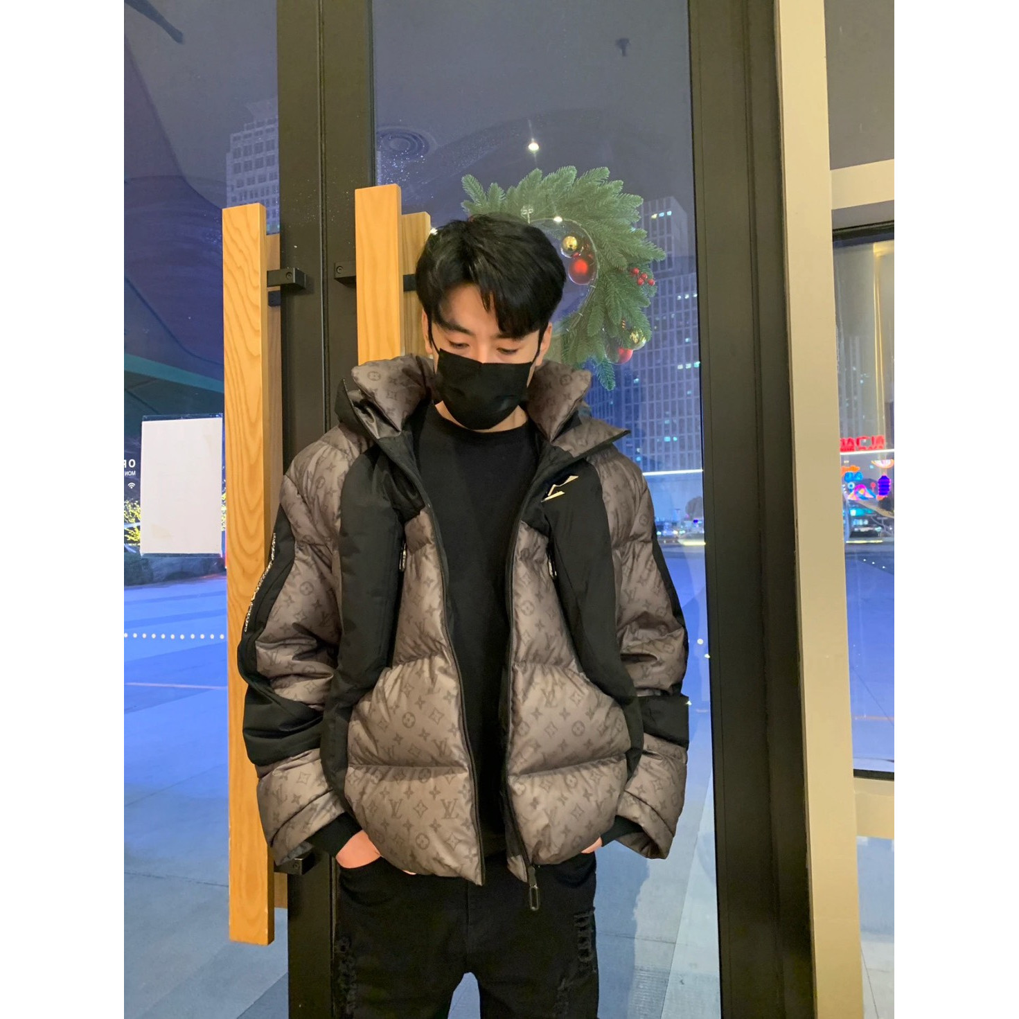 <p>LV 温感变色黑科技羽绒服</p>