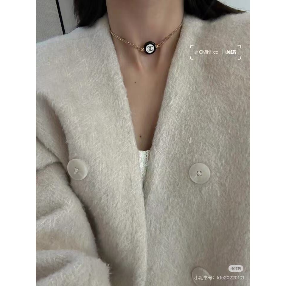 <p>CHANEL 24P黑白纽扣圆形珐琅双C链条</p>