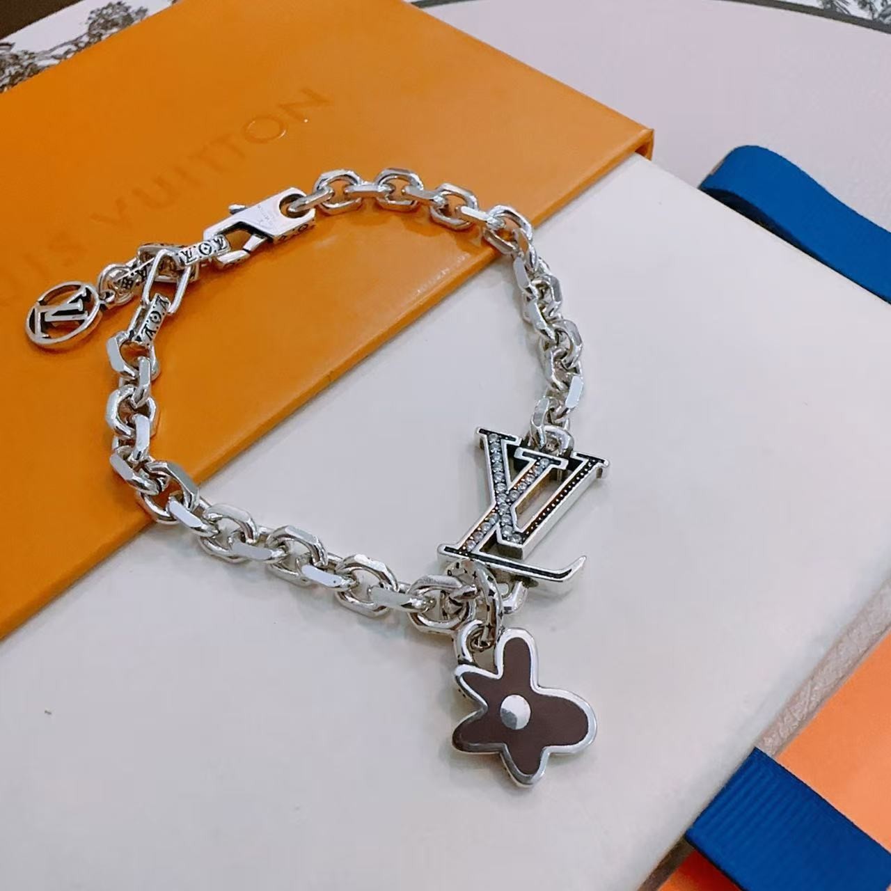 <p>LV&nbsp;&nbsp;手链</p>