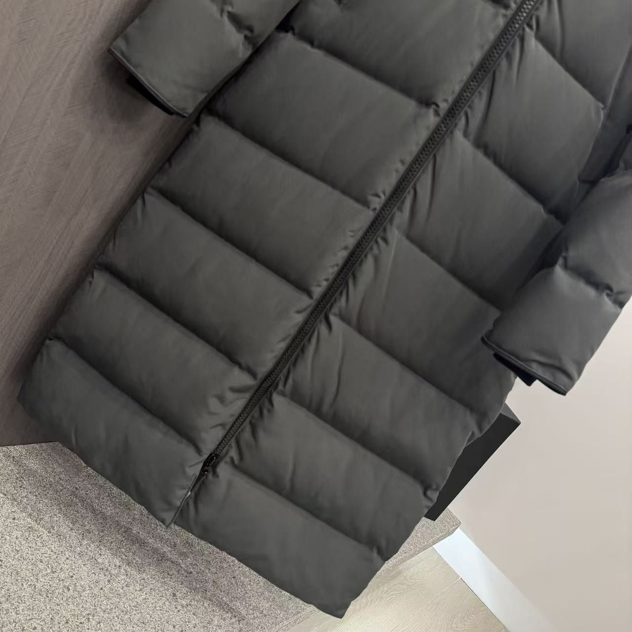 <p>Canada Goose 可拆卸兜帽全長款羽绒服(灰)</p>