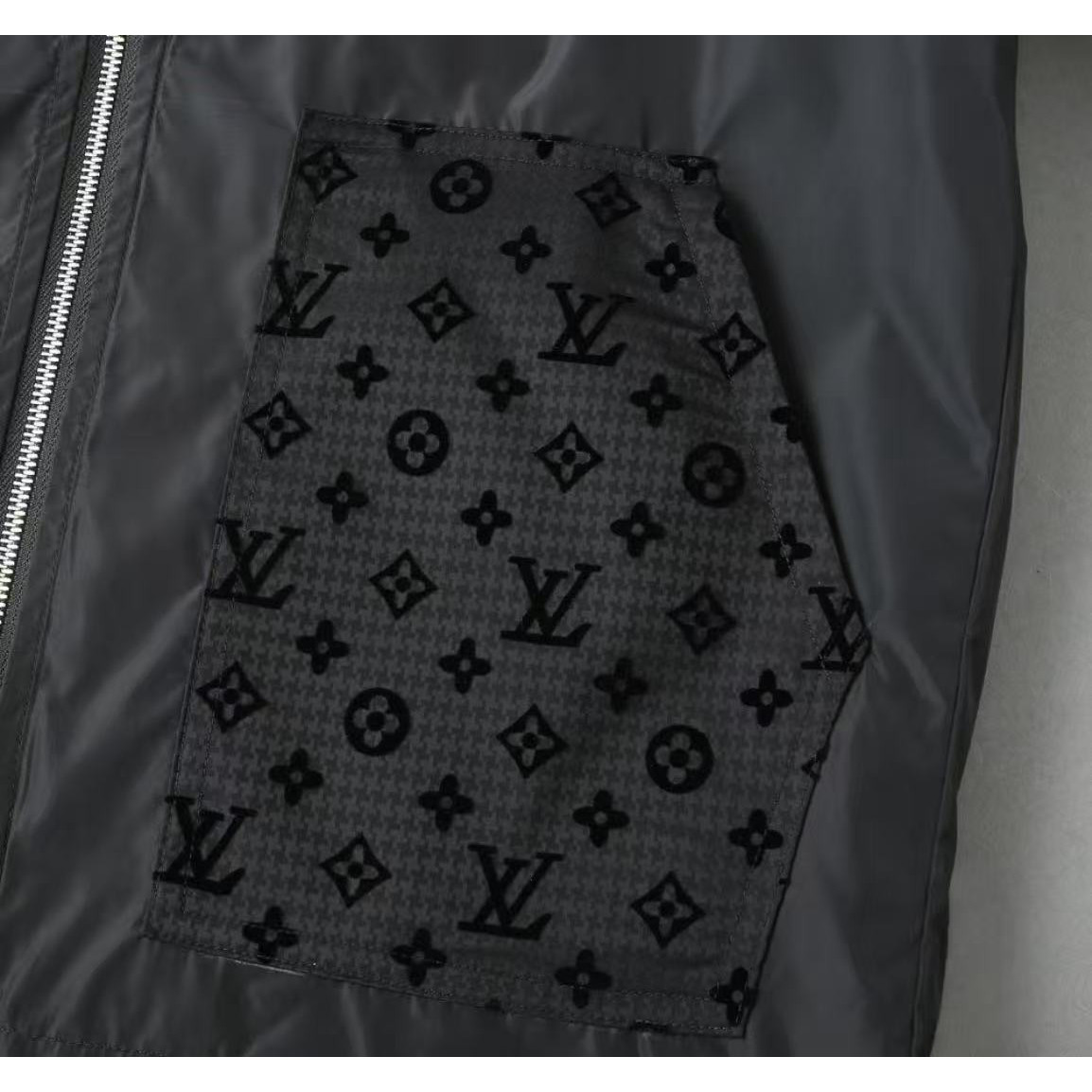<p>LV 男士夹克外套(黑)</p>