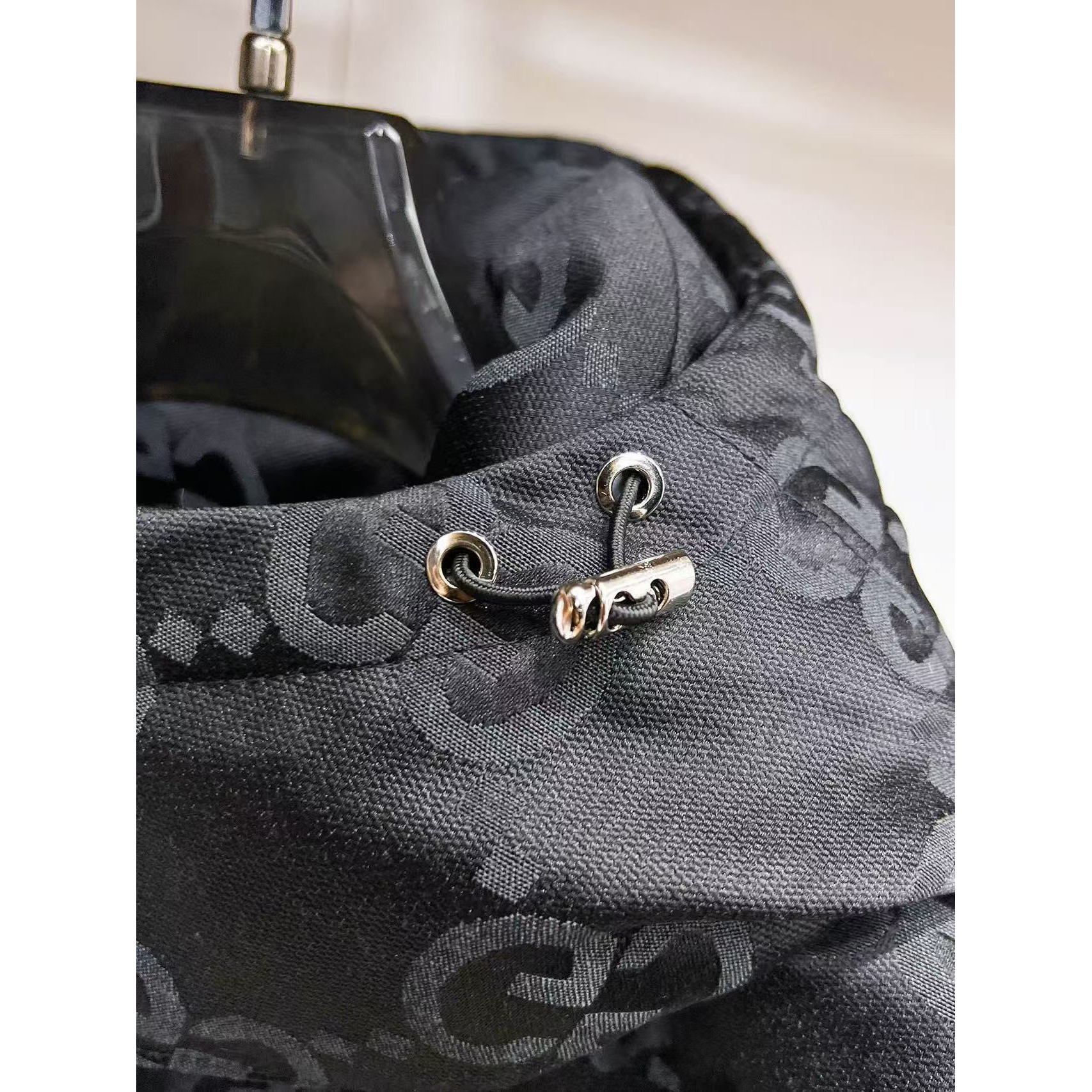 <p>GUCCI 秋冬新款羽绒服(黑)</p>